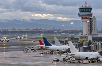 Aerei in attesa nei pressi del terminal di un aeroporto italiano