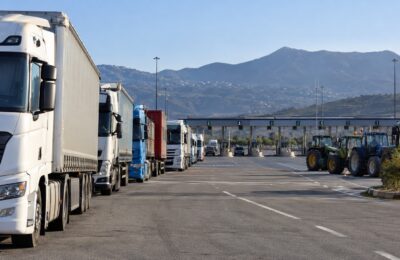 Camion in attesa vicino a un casello autostradale nel Sud Italia
